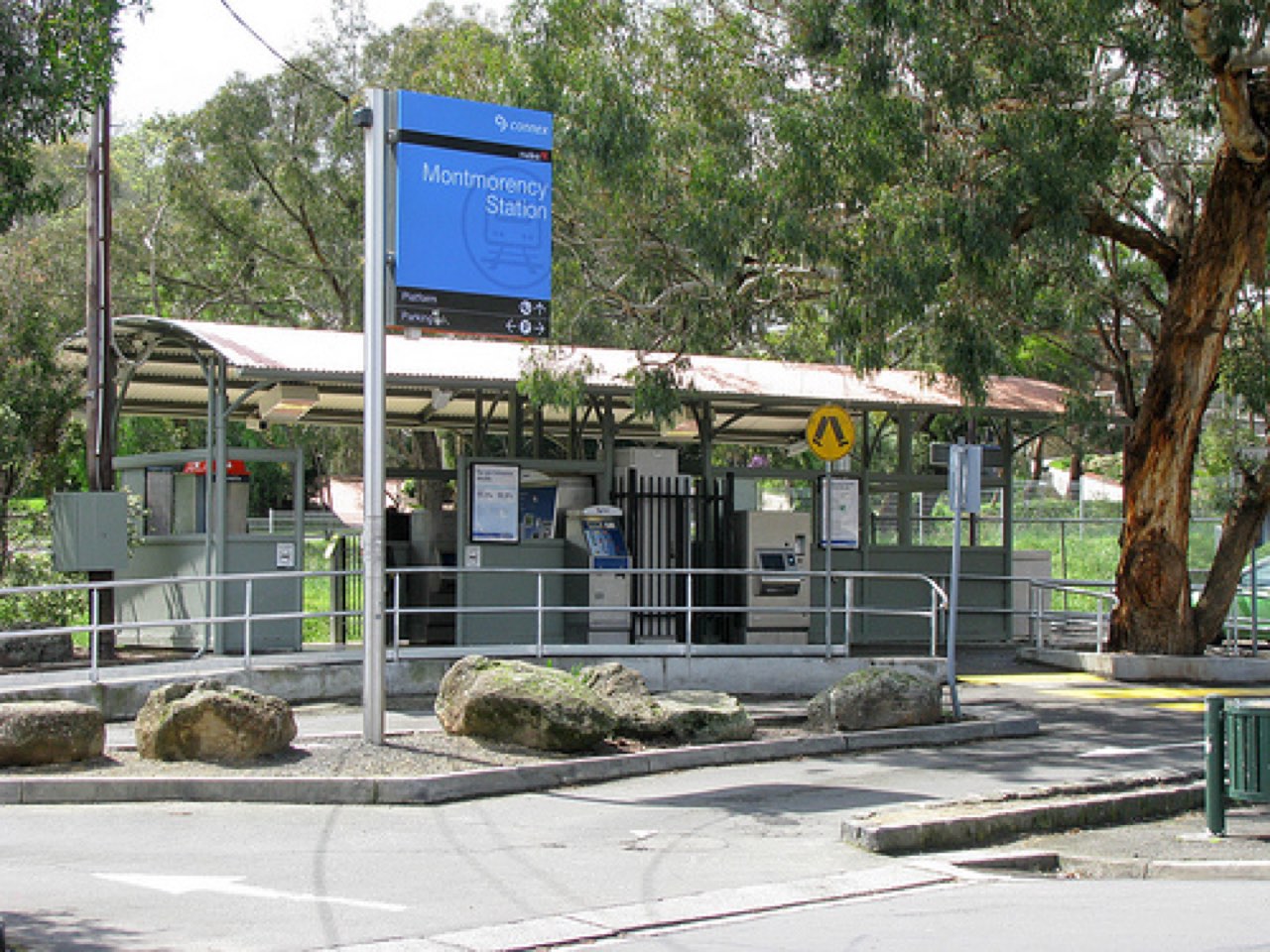 Montmorency railway station viewed from Station Road